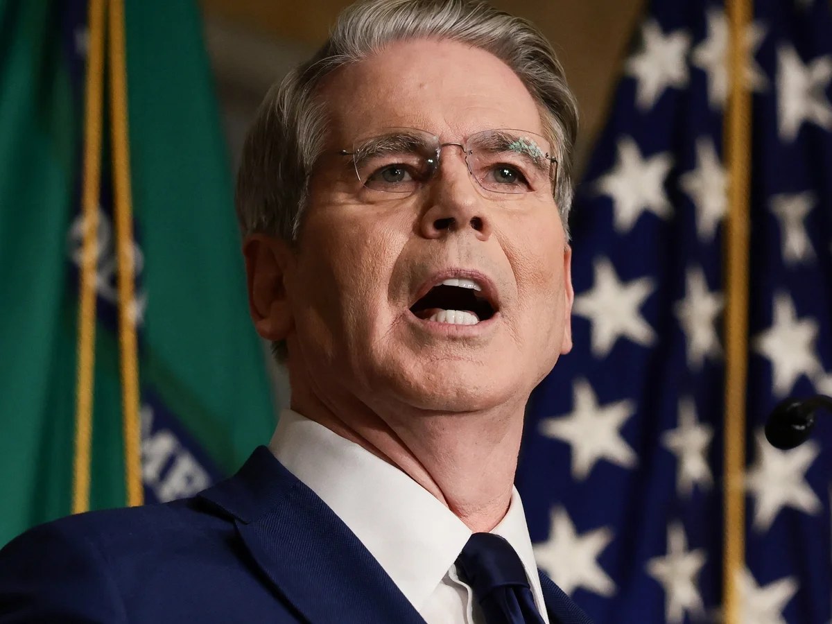 US threatens severe sanctions against countries with economic ties to Iran