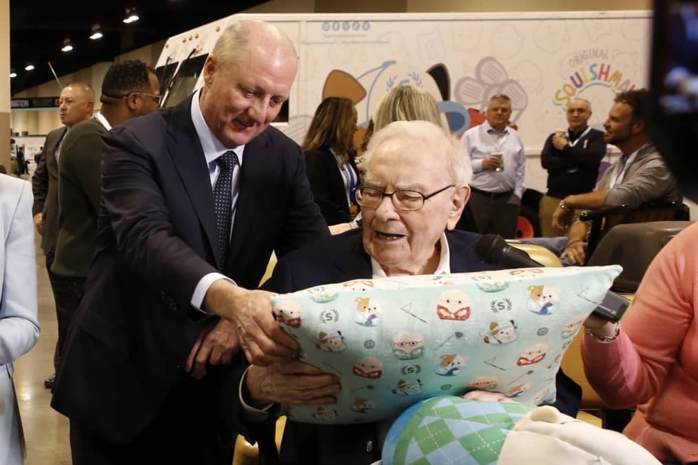 Warren Buffett Watch: It's Buffett, not Abel, who appears to be calling the shots on stocks