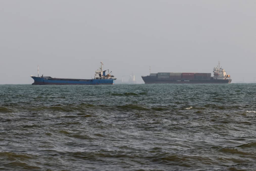 Oil rises over 1% after U.S. forces strike two Iranian rocket launchers on Larak Island