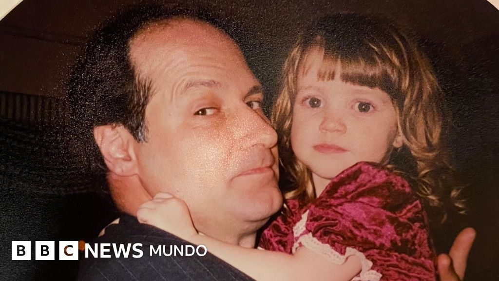 "De mi padre solo encontraron su casco de bombero": por qué aún quedan por identificar tantas víctimas 25 años después del 11-S