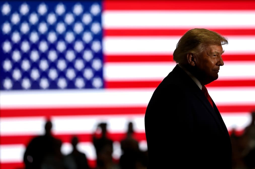 Trump reiterates pledge to send $5,000 checks, and hands out smaller payments, as midterm elections loom