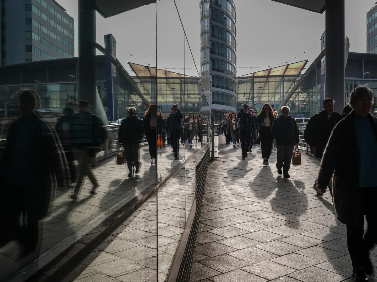 UK employment market shows ‘rays of light’ for jobseekers with upturn in pay, study shows - business live