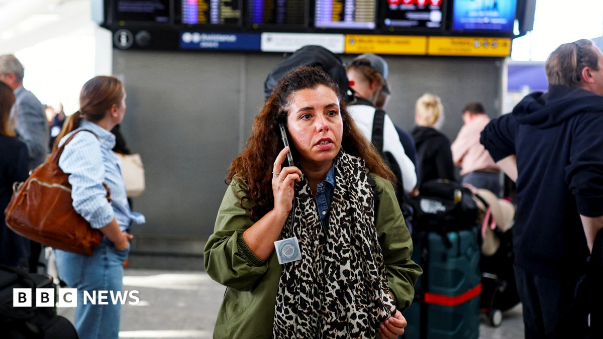Flight chaos caused by 'millisecond' software defect, report says