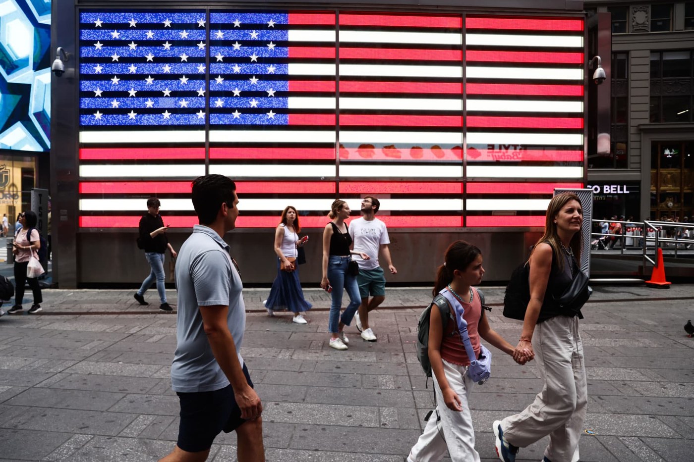 Americans' incomes rose and poverty fell in 2025, Census Bureau says