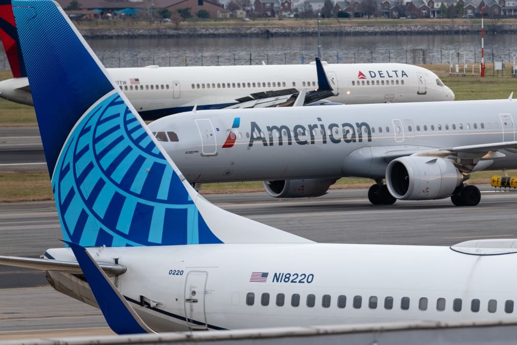 Airlines waive flight-change fees ahead of nor'easter