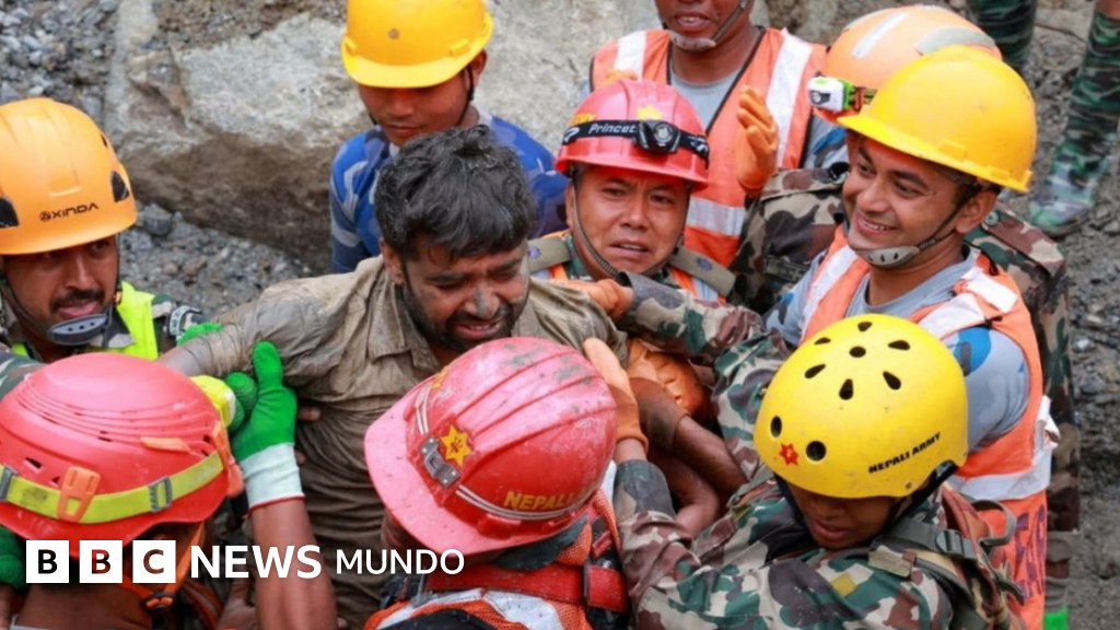 El increíble rescate de dos trabajadores tras 9 días atrapados en un túnel por la avalancha en la frontera entre Nepal y Tíbet
